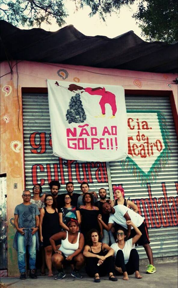 Artistas do Grajaú em manifesto contra o 'golpe' (Foto: Reprodução Facebook / Cia Humbalada de Teatro)