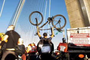 Entregadores fazem "breque dos apps" em protesto por melhores condições de trabalho (Foto: Julia Vitoria)