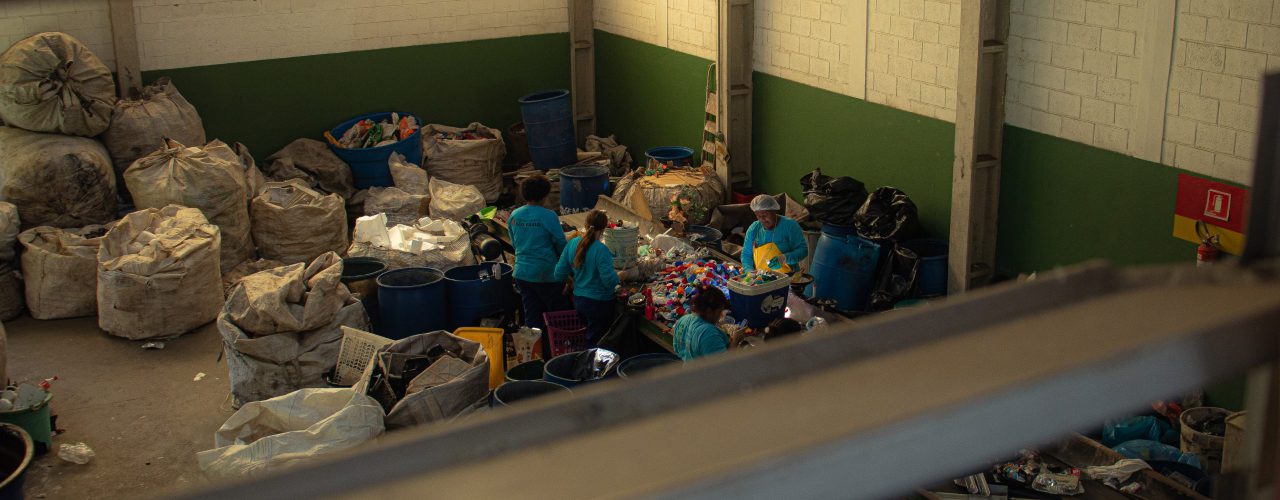 Rotina na Cooperpac, cooperativa no Extremo Sul de São Paulo (Foto: Vitori Jumapili/Periferia em Movimento)