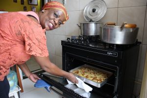 Mara Luiza, na cozinha do Sabores Divinos