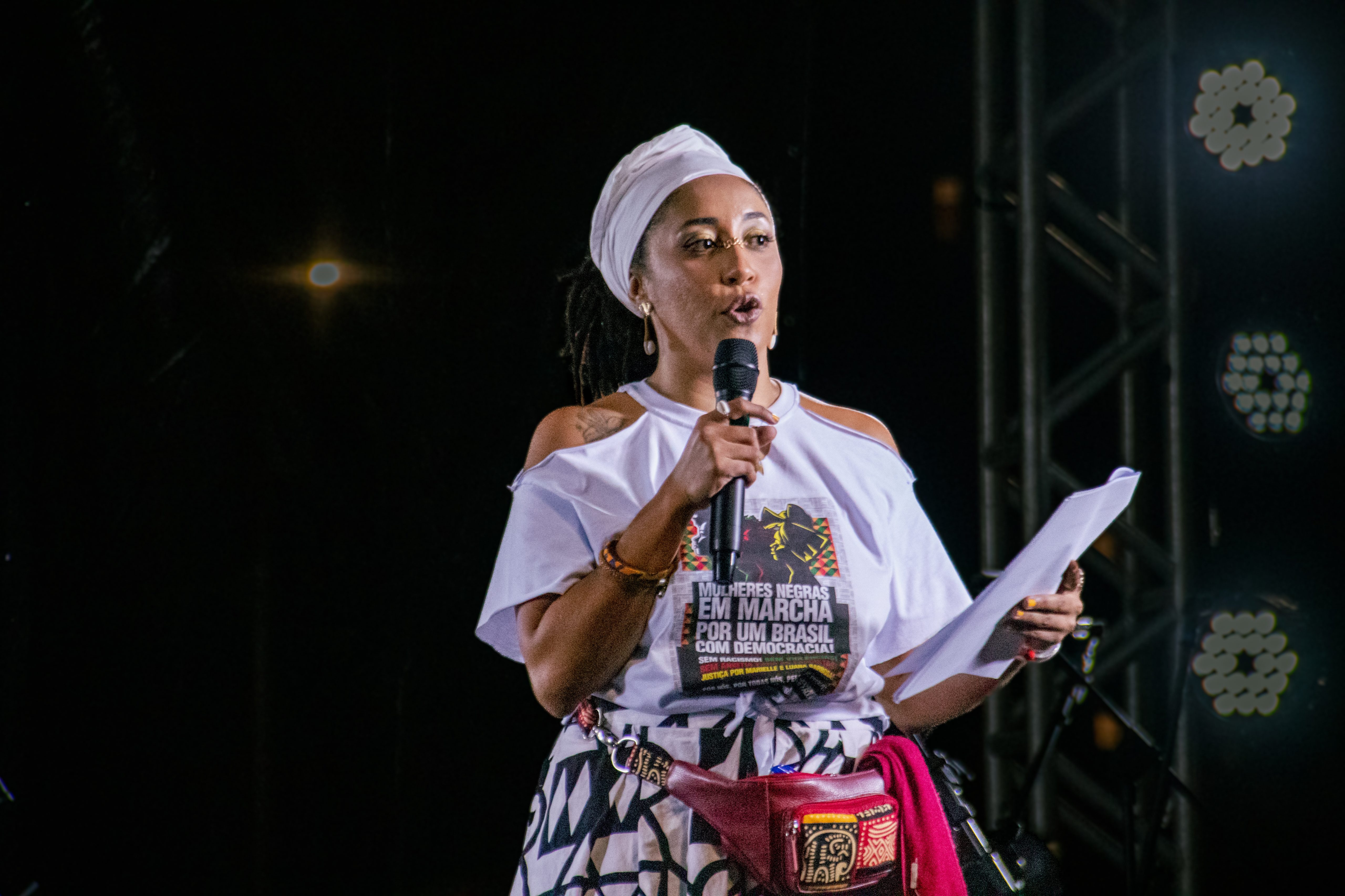 Juliana Gonçalves durante a Marcha das Mulheres Negras realizada em 2024, em São Paulo (foto: Vitori Jumapili / Periferia em Movimento)