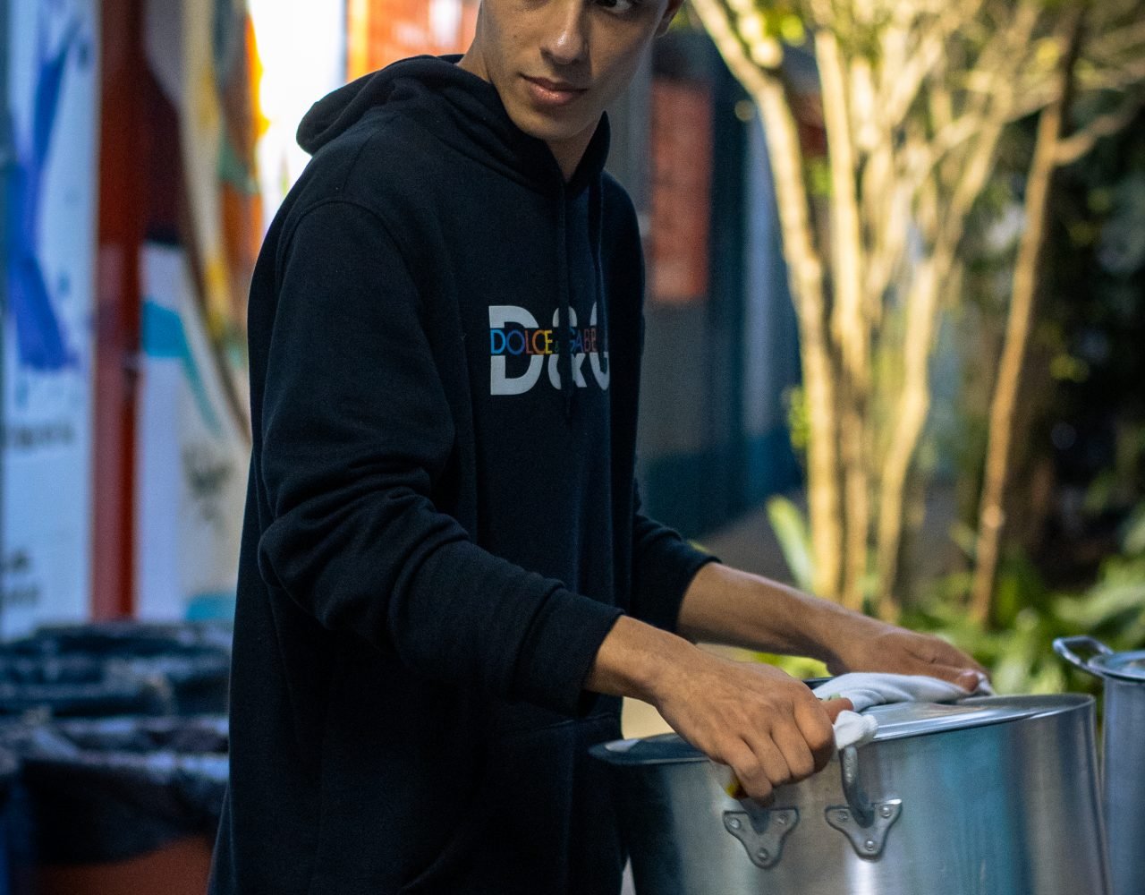 No dia da festa, começam a cozinhar