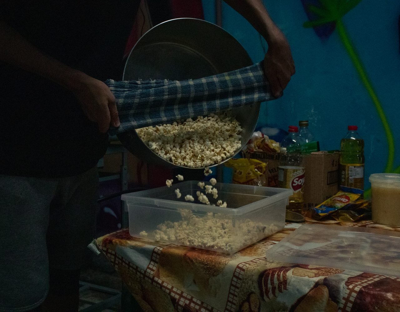 Tomada a decisão de qual prato será, elas pensam como será o preparo - PANELAFRO_evento_culturapopular_zona sul_vitorijumapili-12