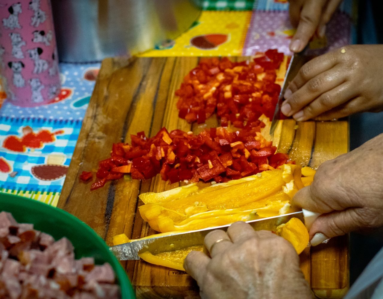 Tomada a decisão de qual prato será, elas pensam como será o preparo