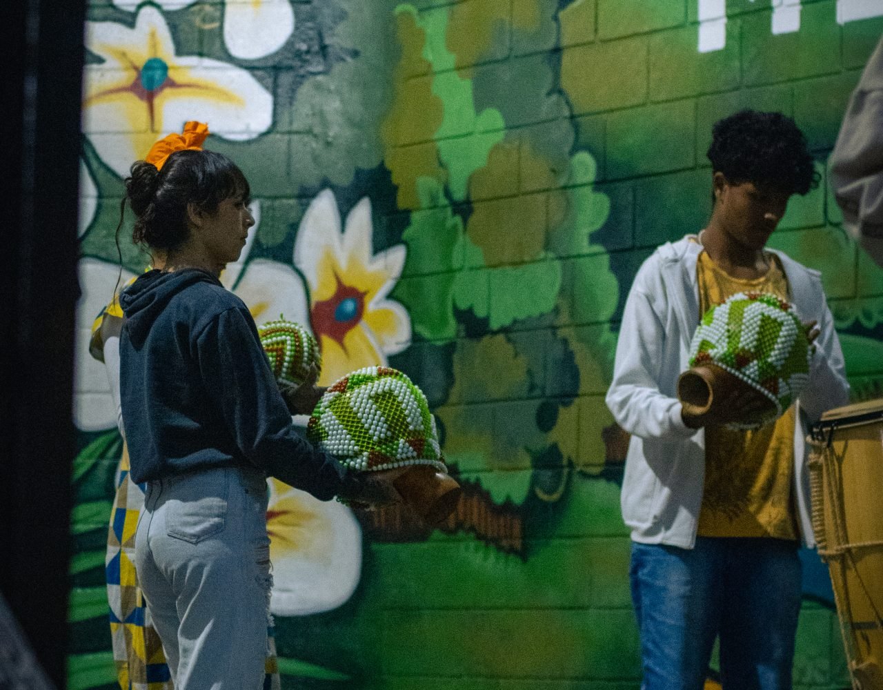 Integrantes do coletivo ensaiando durante o dia do evento. - PANELAFRO_evento_culturapopular_zona sul_vitorijumapili-16