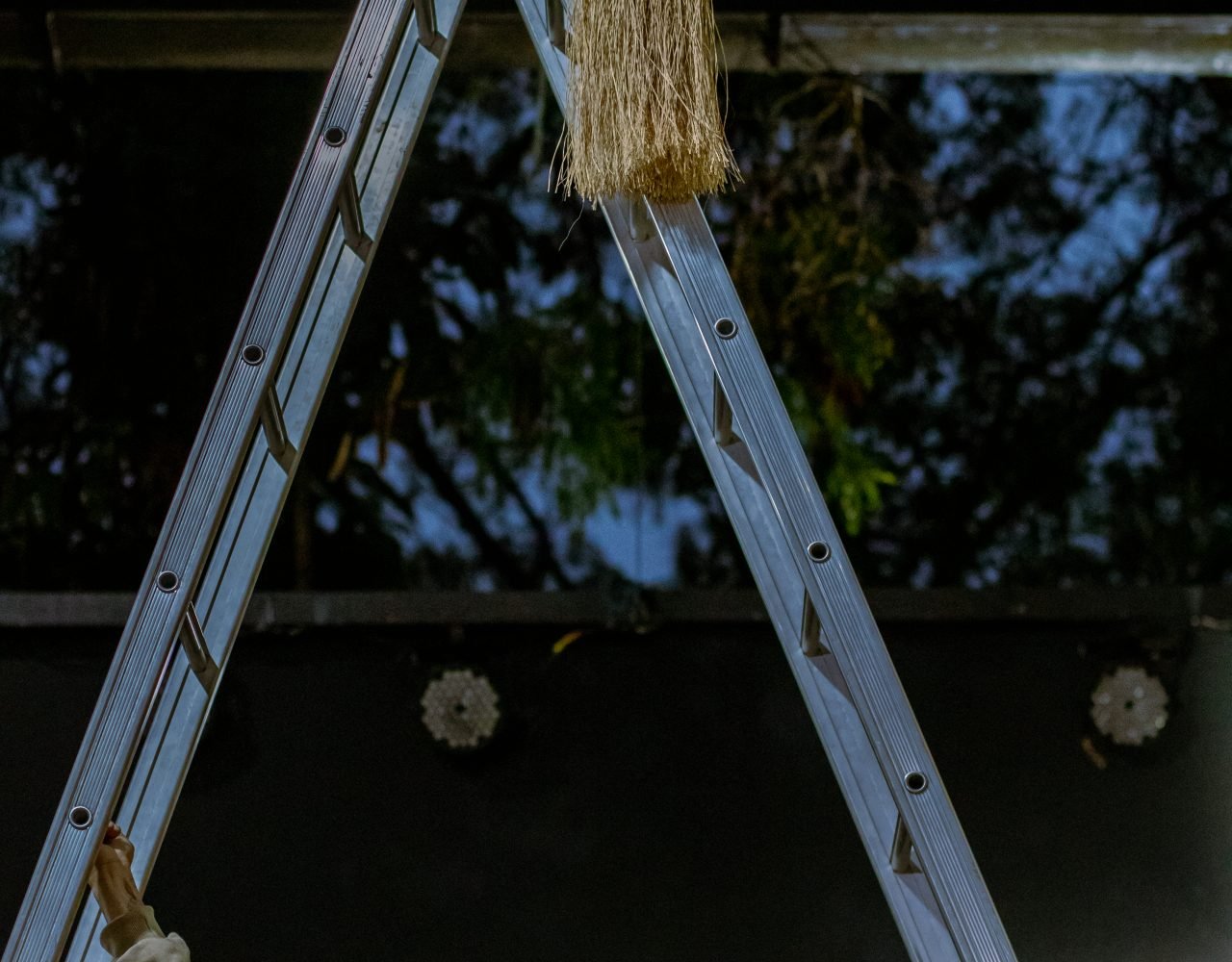 Um dia antes da festa, integrantes montam o cenário PANELAFRO_evento_culturapopular_zona sul_vitorijumapili-17