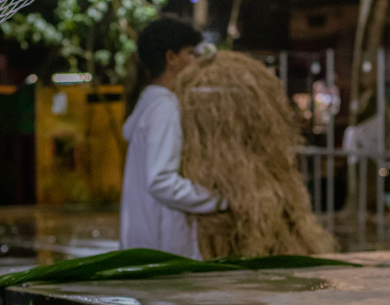Um dia antes da festa, integrantes montam o cenário