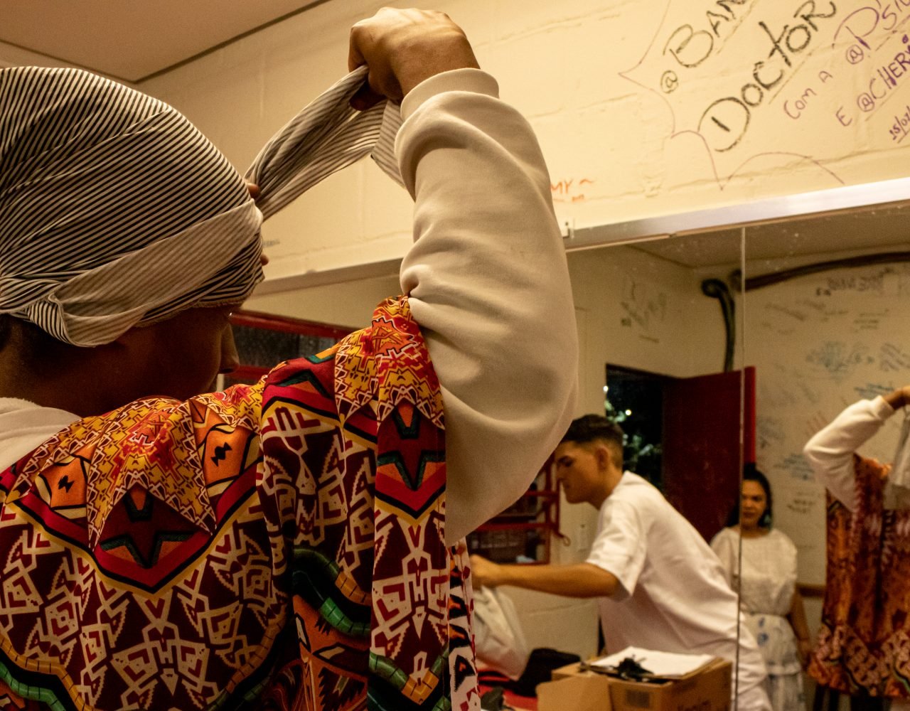 Membro do coletivo se preparando em frente ao espelho do camarim da casa - PANELAFRO_evento_culturapopular_zona sul_vitorijumapili-28