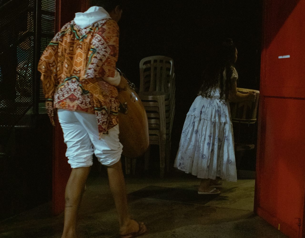 Membros do coletivo levando instrumentos para o galpão do espaço. - PANELAFRO_evento_culturapopular_zona sul_vitorijumapili-29