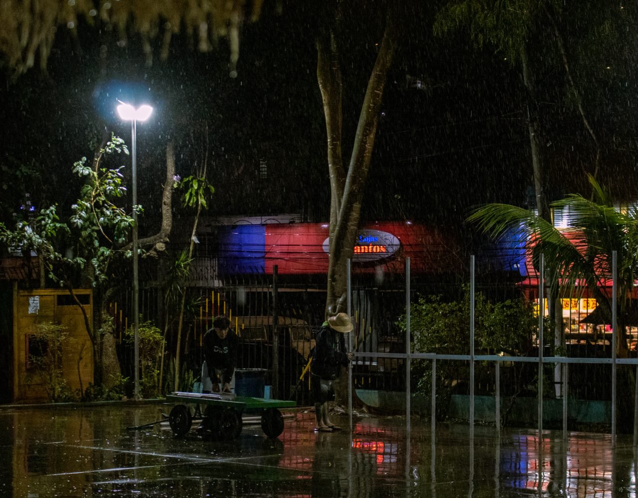 Por conta da chuva, tudo precisou ser reorganizado para acontecer em área coberta