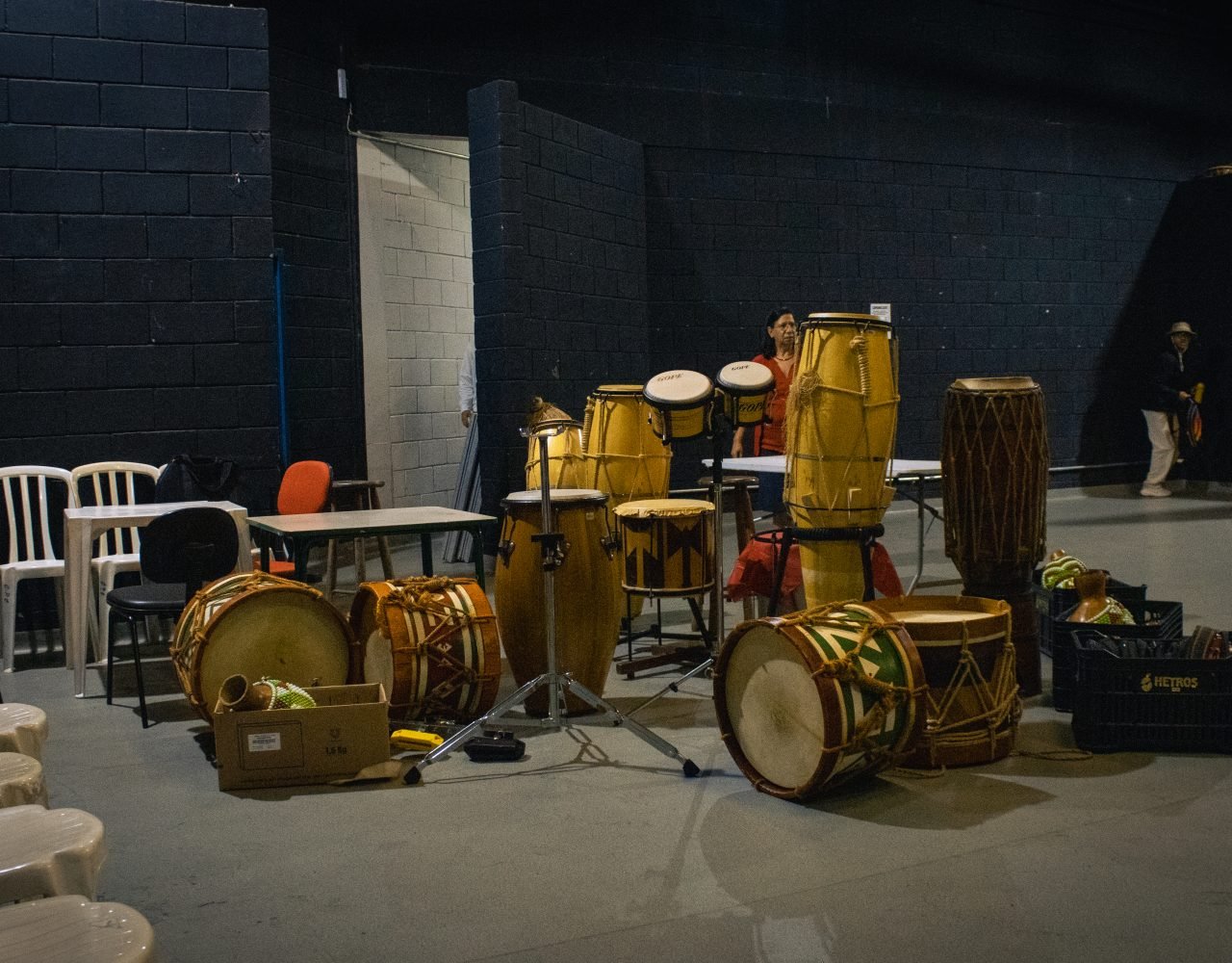 Instrumentos dentro do galpão - PANELAFRO_evento_culturapopular_zona sul_vitorijumapili-32