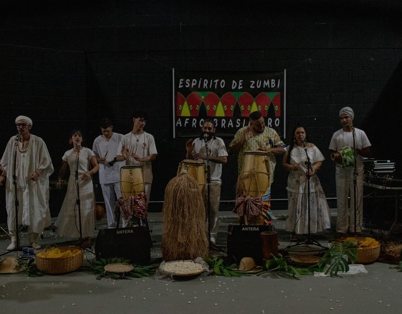 É às 19h30 que os tambores começam a ser tocados para Exu, divindade africana