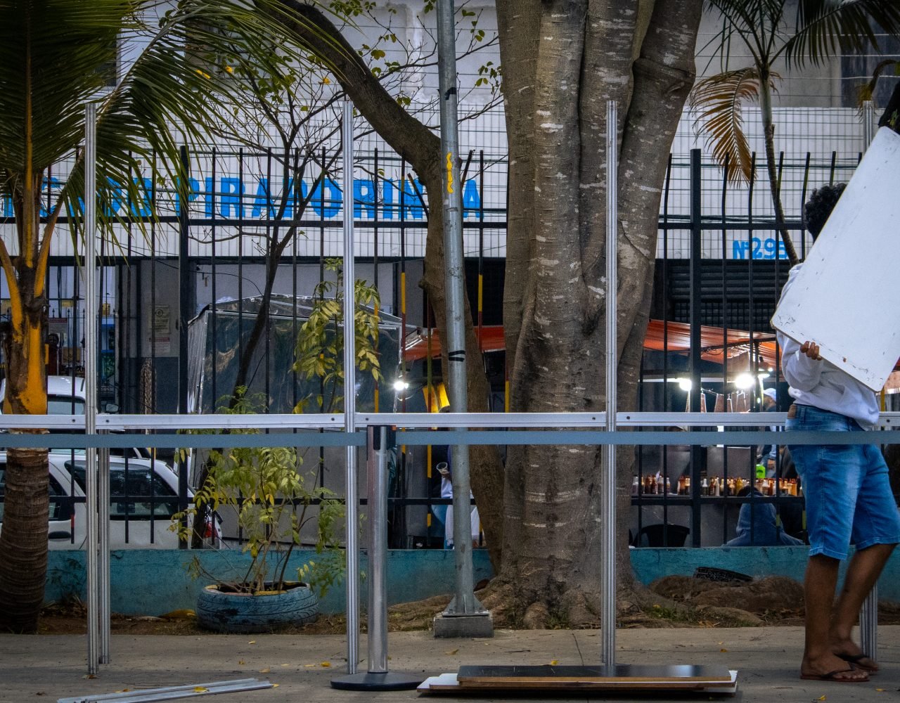 Membro do Espirito de Zumbi montando as estruturas das barracas para feira criativa - PANELAFRO_evento_culturapopular_zona sul_vitorijumapili-4