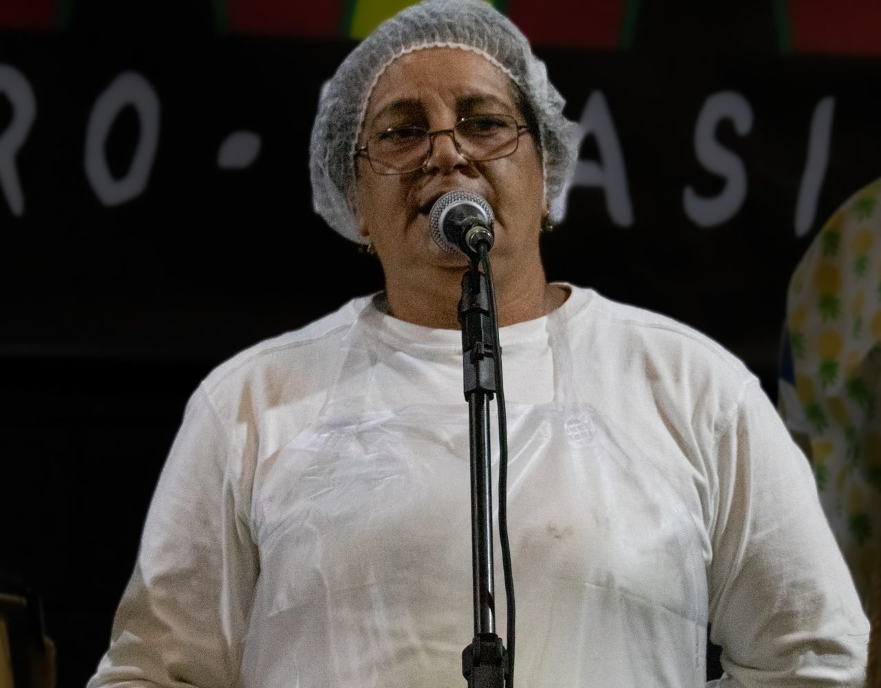 Mãe Lurdes explicando os significados atribuídos a celebração de Obaluaiê, divindade africana no mês de agosto - PANELAFRO_evento_culturapopular_zona sul_vitorijumapili-40