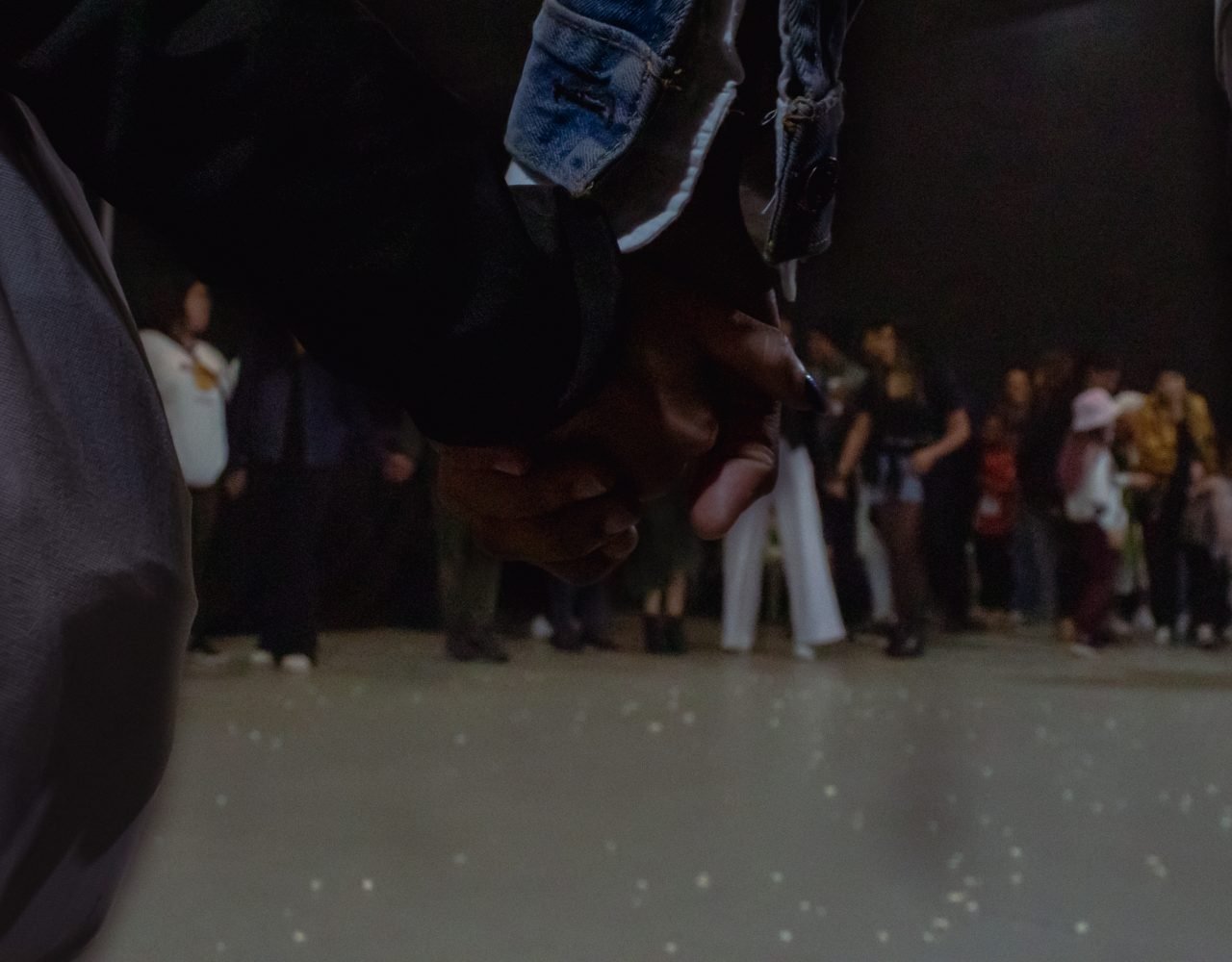 O coletivo organiza uma ciranda com o público, que se junta à roda para dançar e cantar