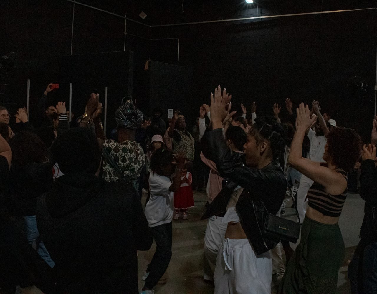 Pessoas dançando durante a festa - PANELAFRO_evento_culturapopular_zona sul_vitorijumapili-42
