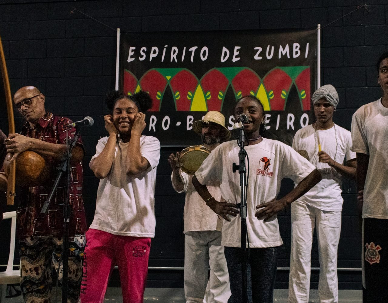As crianças do grupo, que também fazem oficina de capoeira, o homenagearam com uma cantiga.