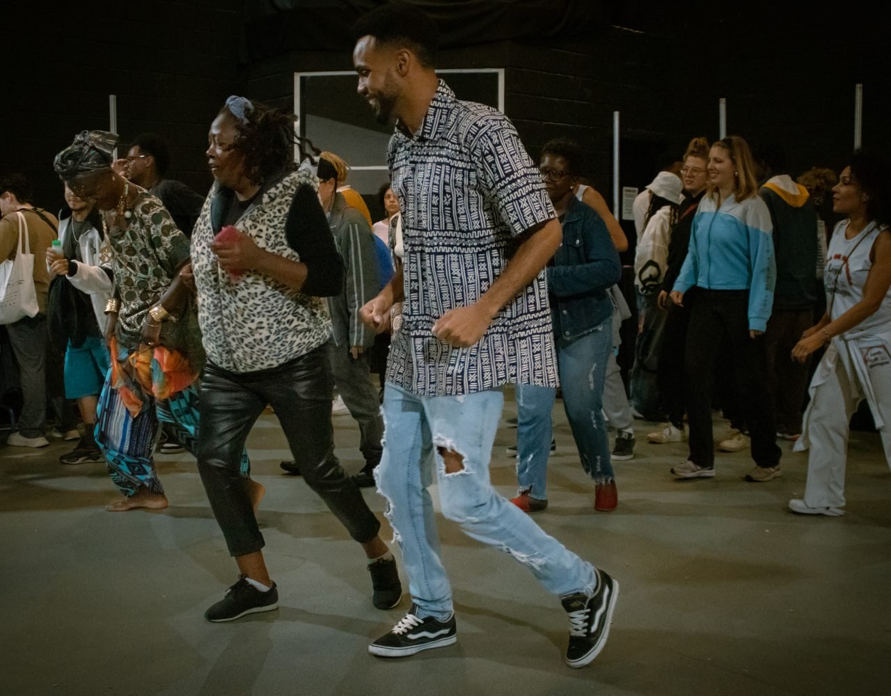 Ao som do DJ Blade nos intervalos, a galera permanece na pista de dança puxando passinhos de charme.