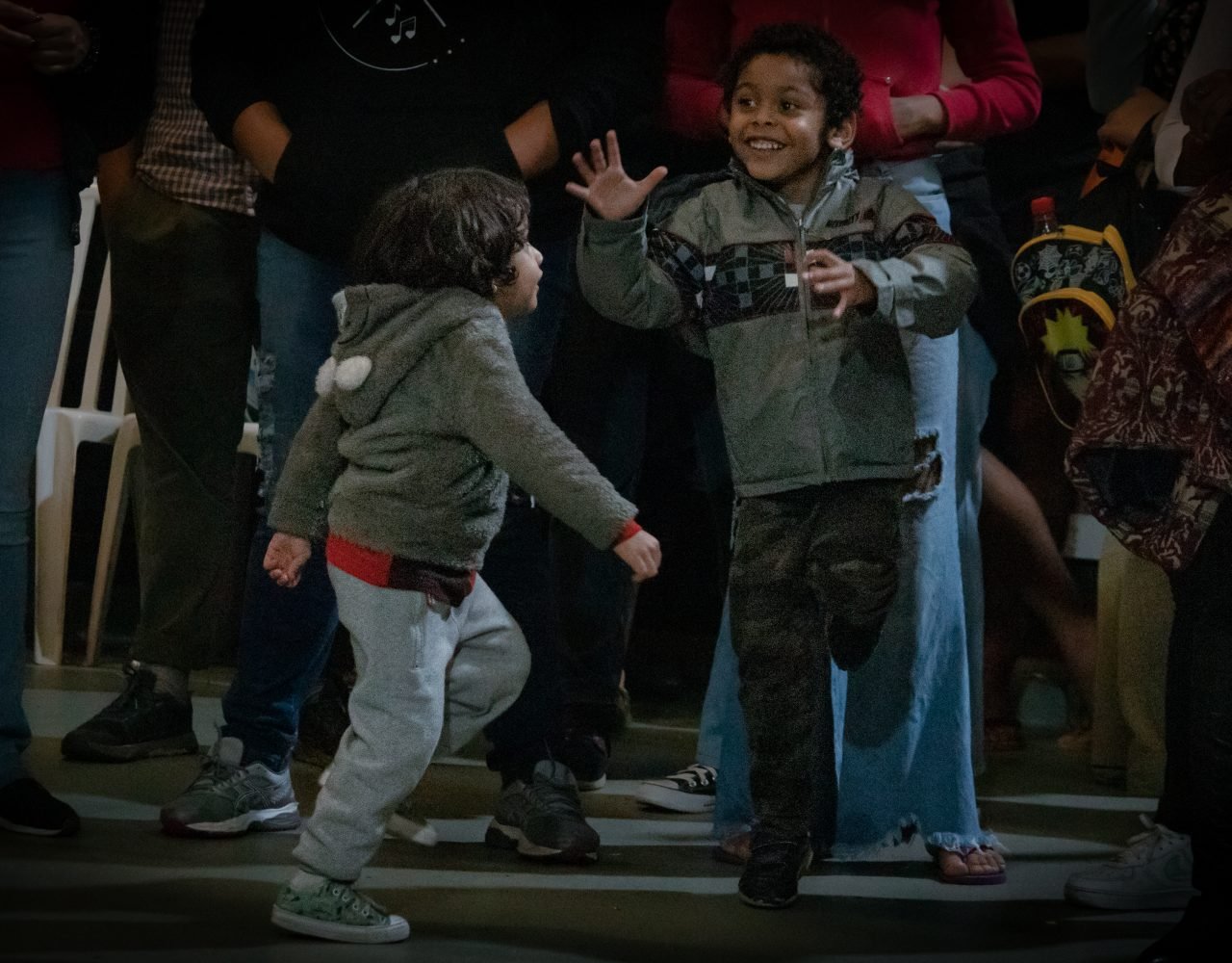 Crianças, jovens e pessoas adultas frequentam o evento. É um encontro entre gerações