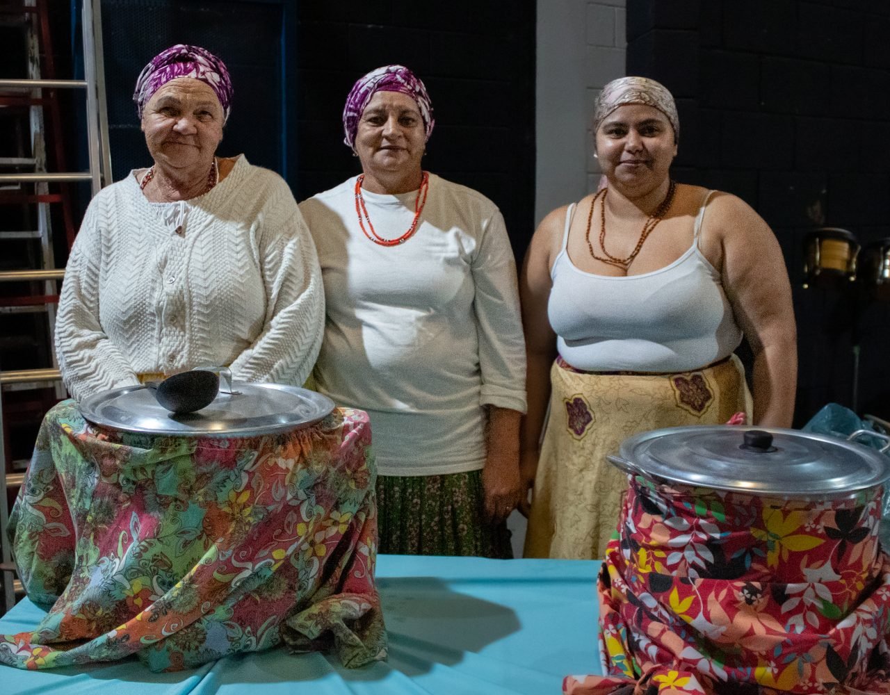 Mãe Lurdes e suas filhas Helena e Jaqueline posando para foto. - PANELAFRO_evento_culturapopular_zona sul_vitorijumapili-58