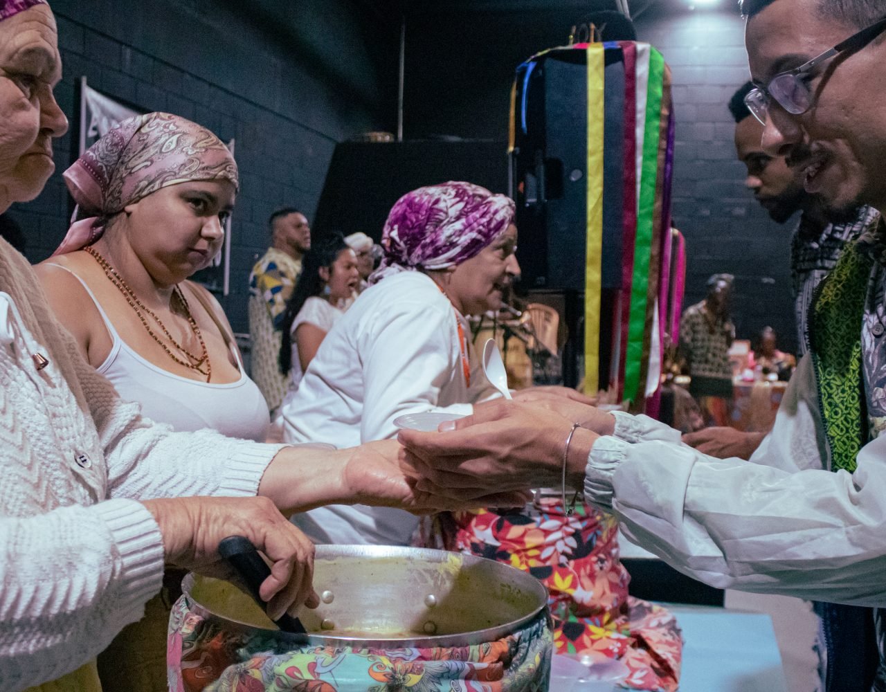 Chega a hora de servir o prato escolhido. No último Panelafro (25/8), foi um caldo