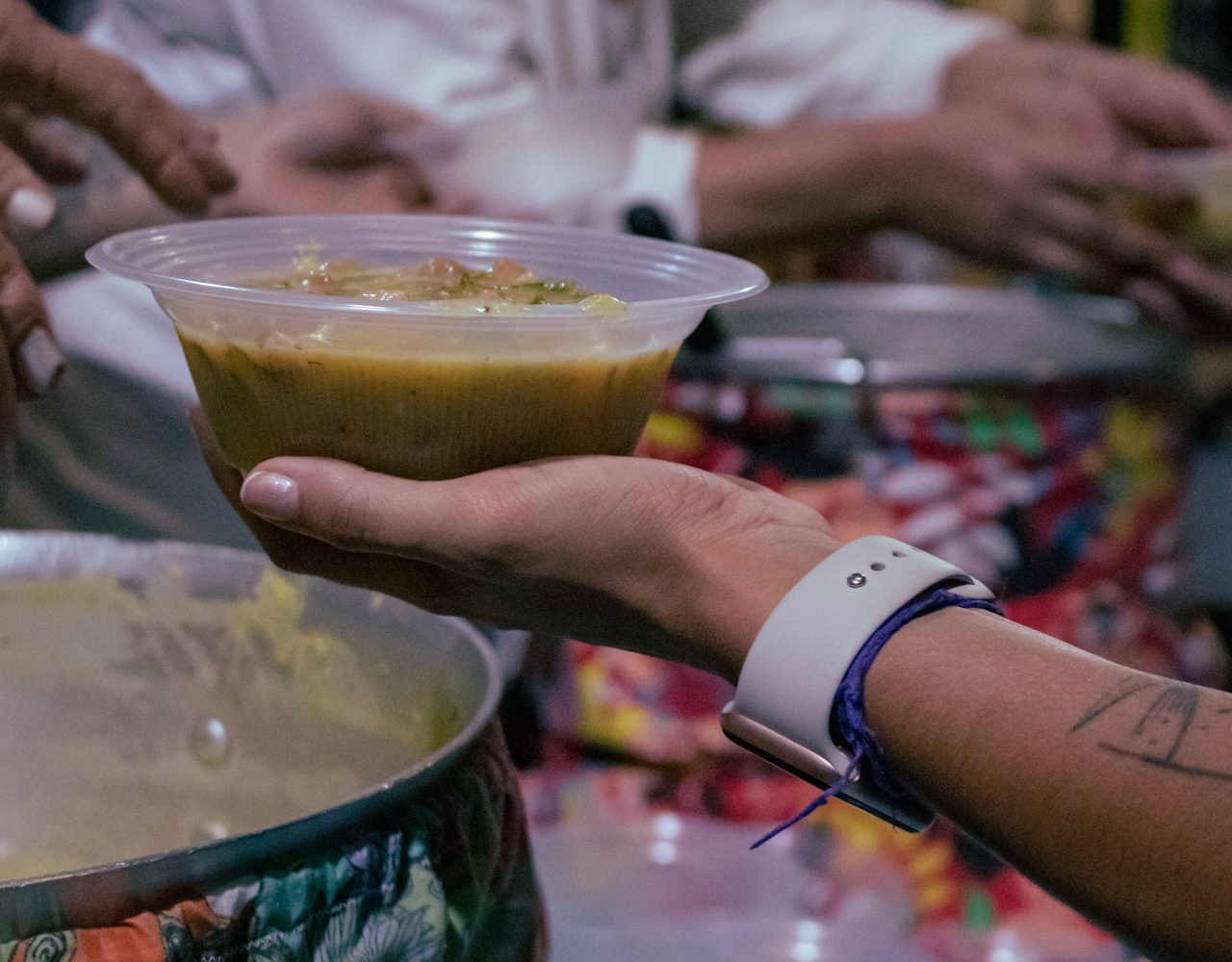 Pessoa segurando prato do mês nas mãos - PANELAFRO_evento_culturapopular_zona sul_vitorijumapili-60