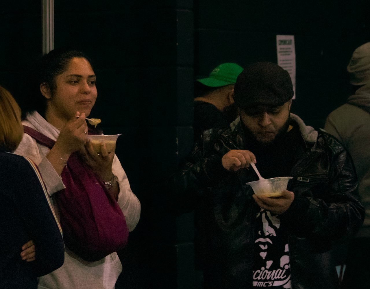 Frequentadories comendo o prato do mês - PANELAFRO_evento_culturapopular_zona sul_vitorijumapili-62