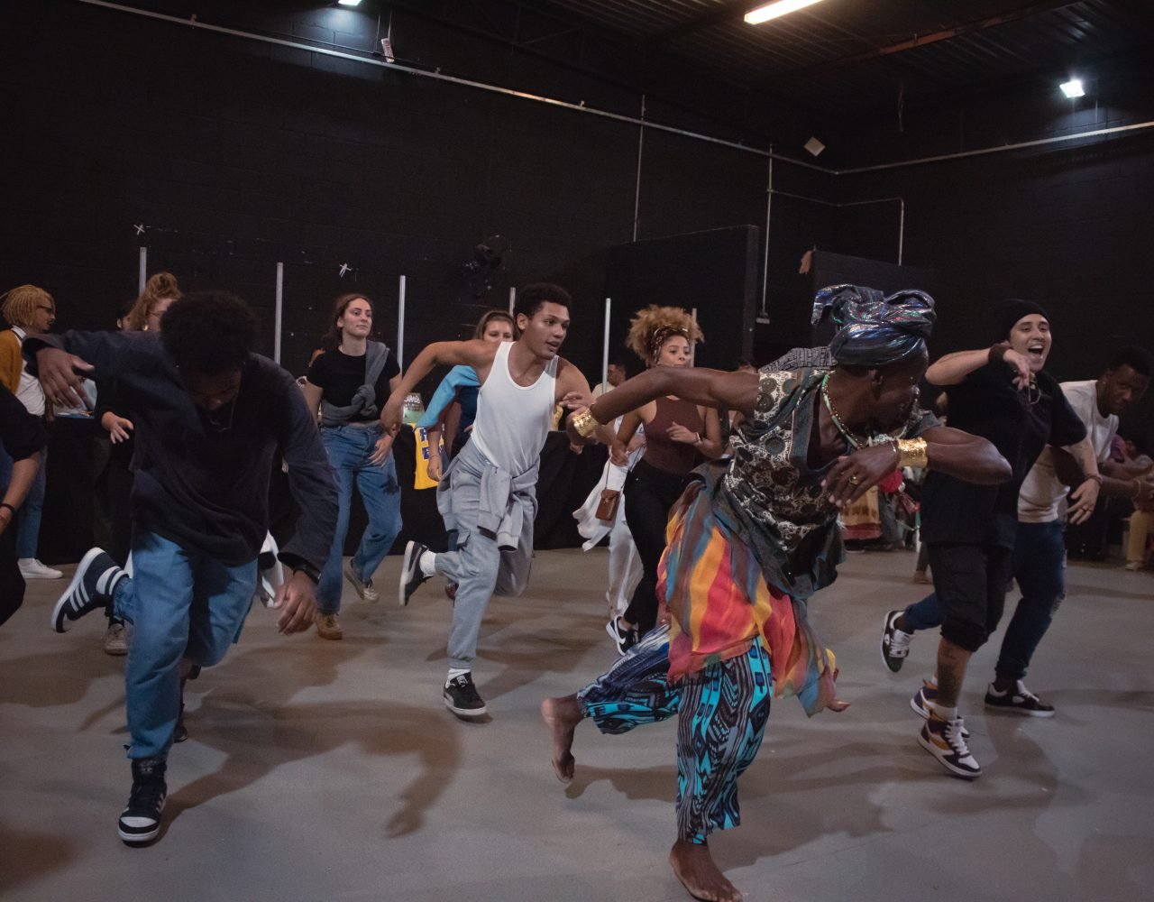 Frequentadories são orientades pelo coreógrafo Horllando Bomani, apresentando passos de dança para todos os ritmos