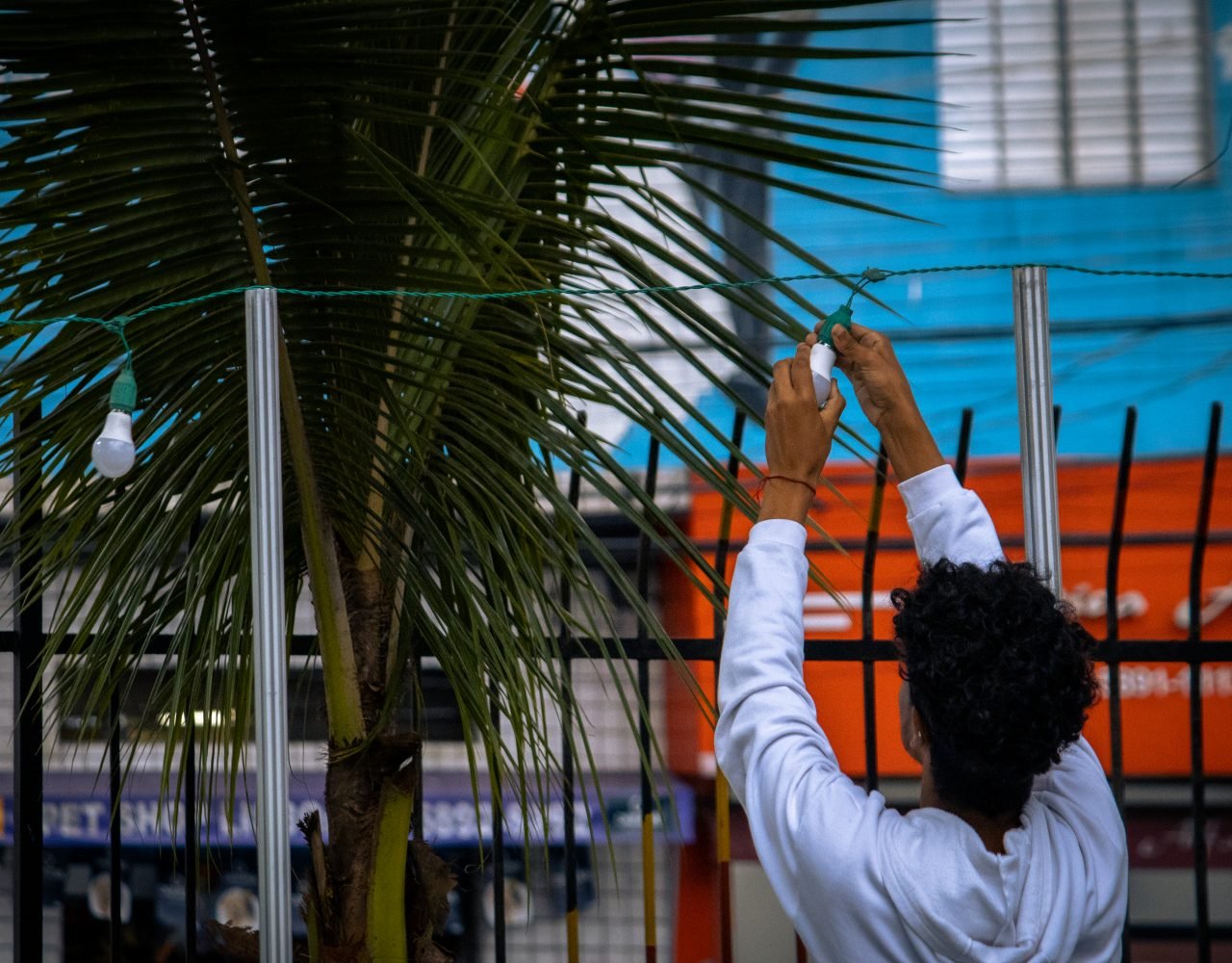 Na quinta-feira, um dia antes do evento, montam as estruturas das barracas para a feira criativa