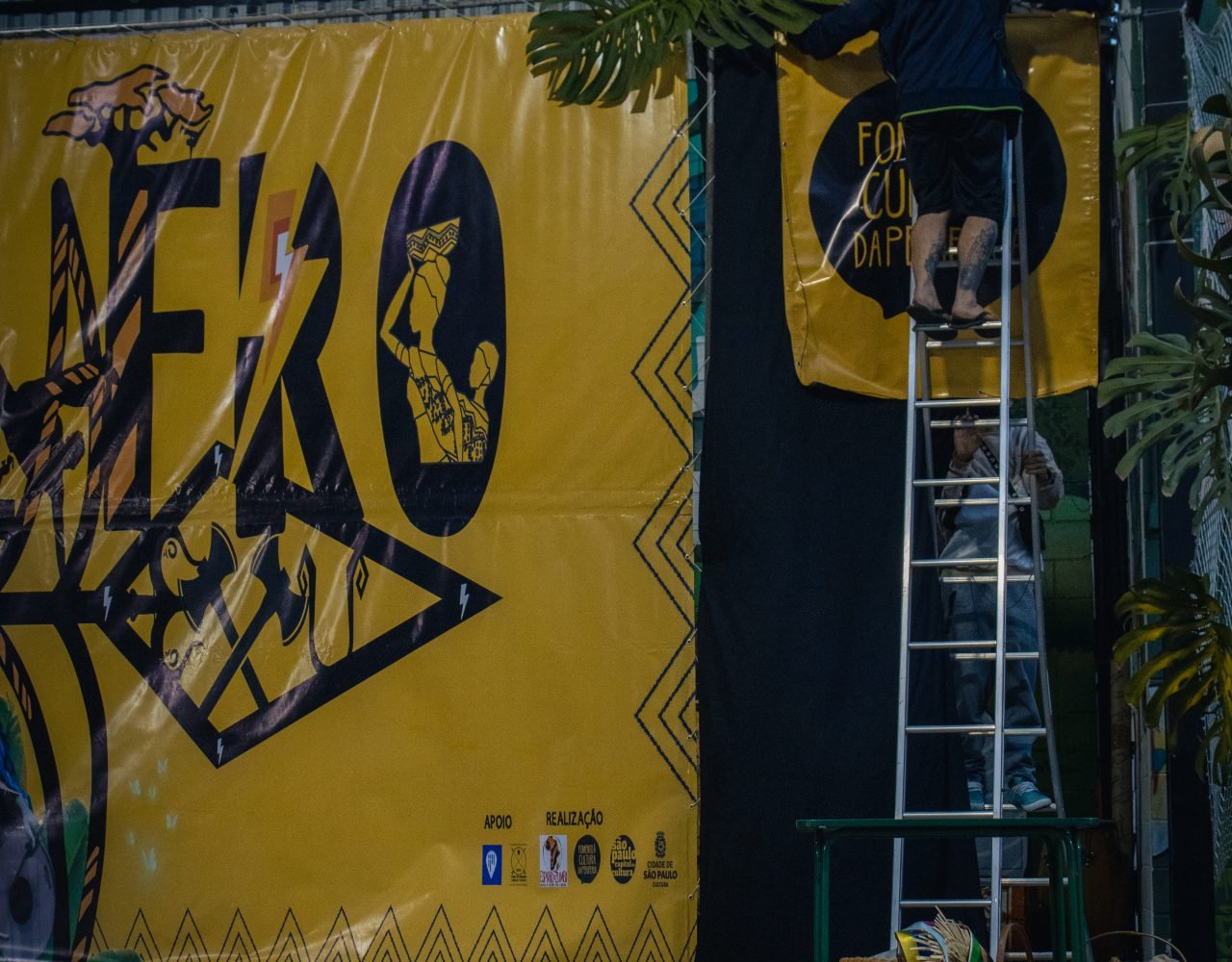 Anfitriões decorando palco durante o dia do evento. - PANELAFRO_evento_culturapopular_zona sul_vitorijumapili-8