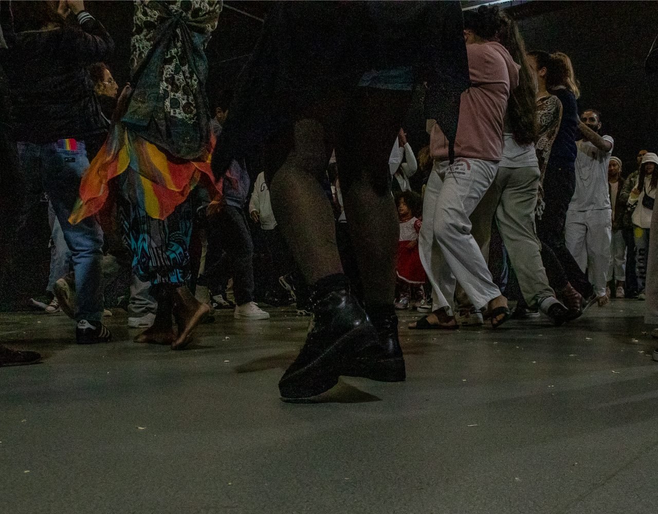 Pessoas dançando durante a festa - PANELAFRO_evento_culturapopular_zonasul_vitorijumapili_25082023-1