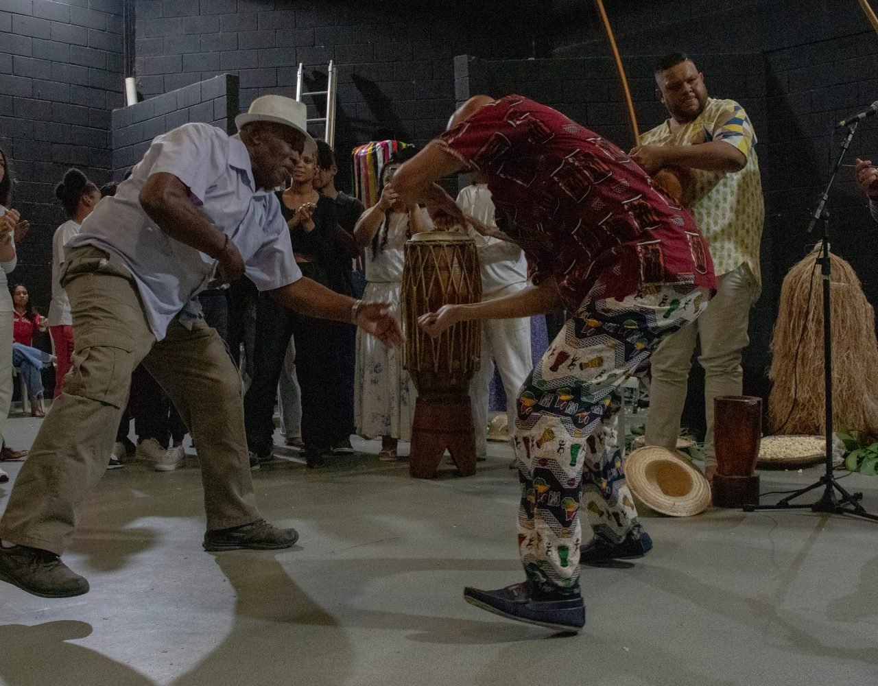 Mestre Zumbi e Mestre Arákùnnrin gingando durante a roda de capoeira - PANELAFRO_evento_culturapopular_zonasul_vitorijumapili_25082023-3