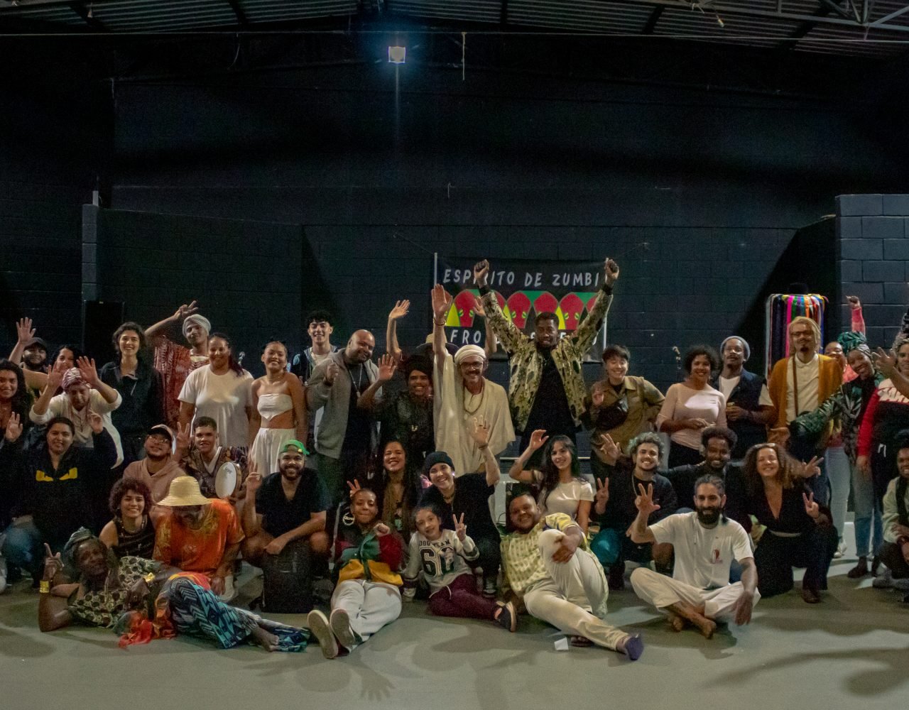 Foto em grupo com anfitriões do grupo Espirito de Zumbi e frequentadories - PANELAFRO_evento_culturapopular_zonasul_vitorijumapili_25082023-9