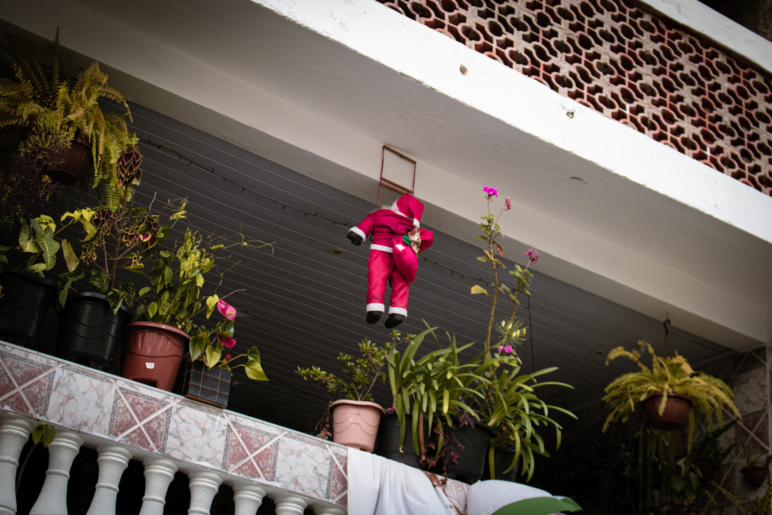 Decoração de papai noel em sacada de casa no Jd. Eliana. Foto: Pedro Salvador