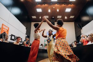 Ana Koteban (ao centro), em apresentação de balé koteban na Alesp (foto: Alesp)