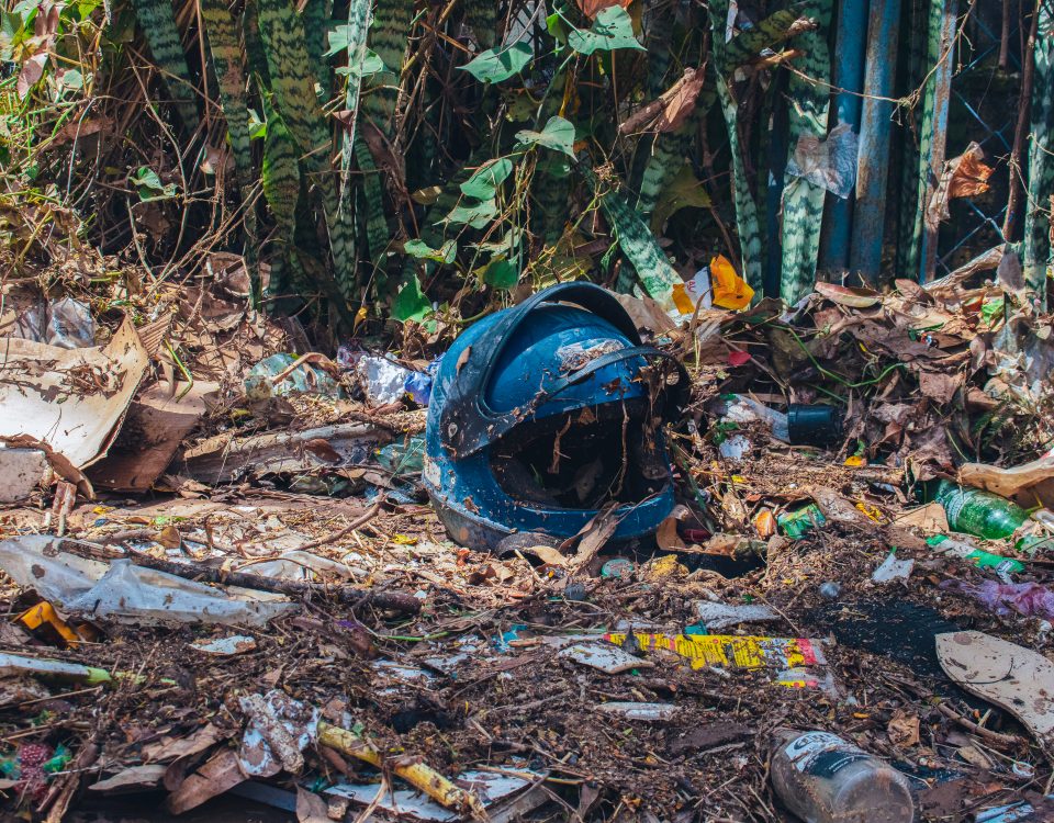 Lixos e pertences arrastados pela enchente no início do ano em União de Vila Nova, São Miguel Paulista, zona Leste de SP (foto: Pedro Salvador)