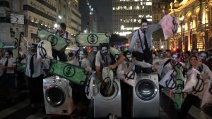 Protesto realizado por agentes culturais em março de 2024 contra atrasos de pagamento da gestão Ricardo Nunes, em São Paulo (imagem: reprodução Brasil de Fato)