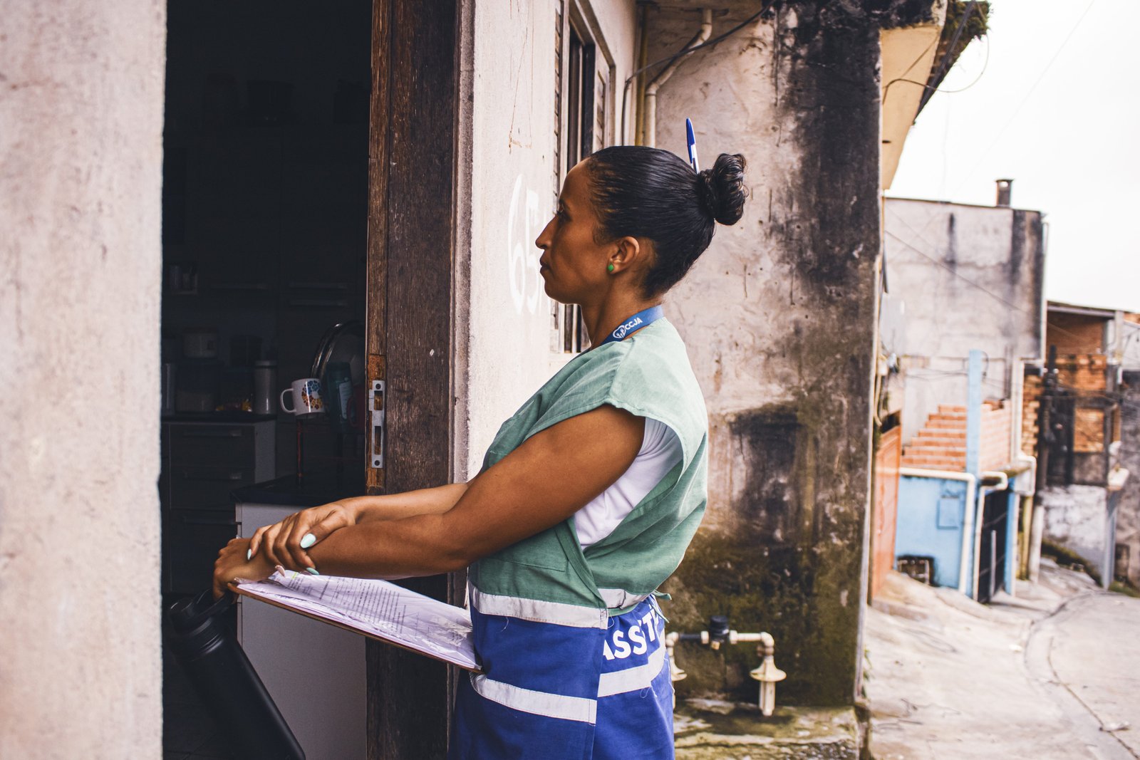 Trabalhadora do SASF em frente à casa de família
