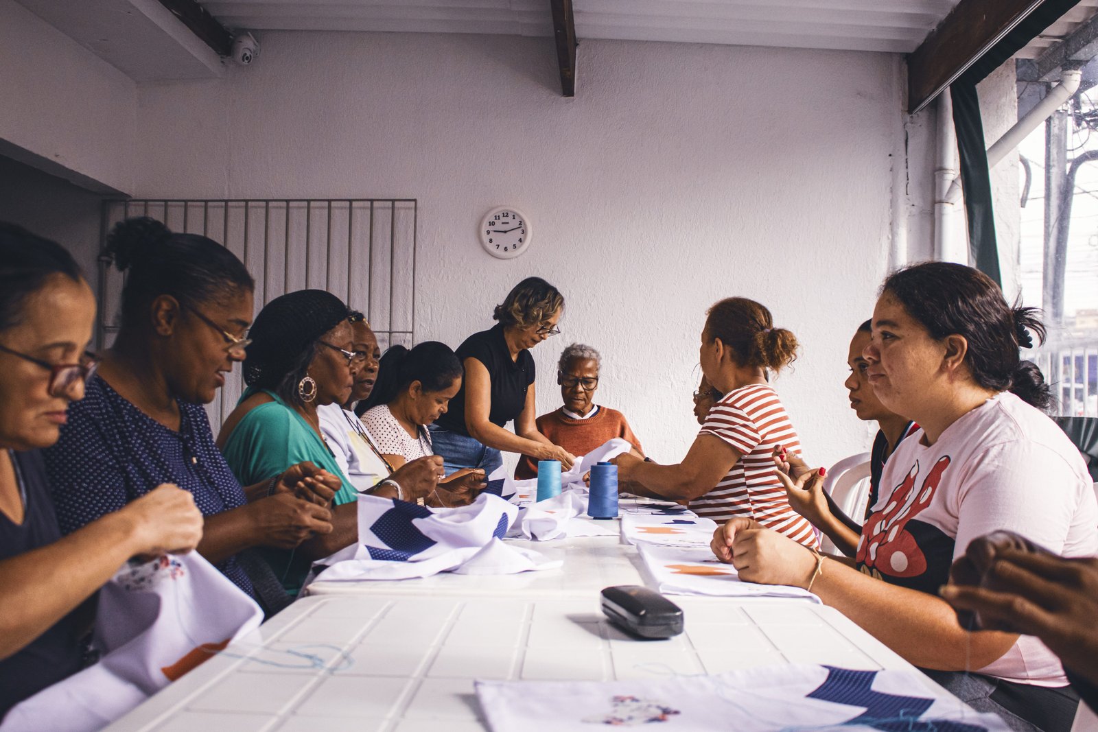 Aula de artesanato para mulheres atendidas pelo SASF
