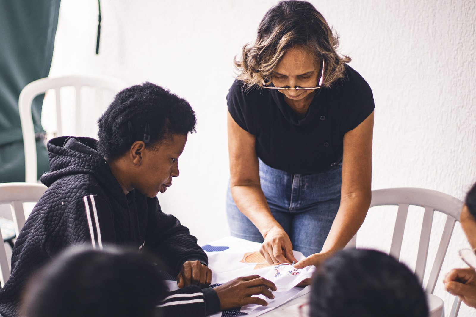 Aula de artesanato para mulheres atendidas pelo SASF
