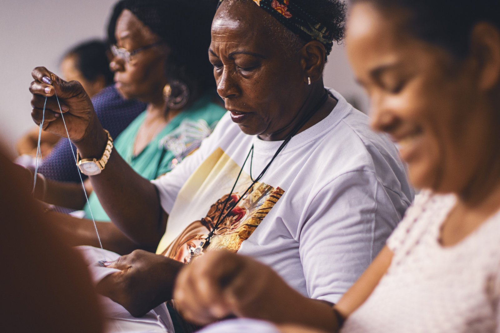 Aula de artesanato para mulheres atendidas pelo SASF