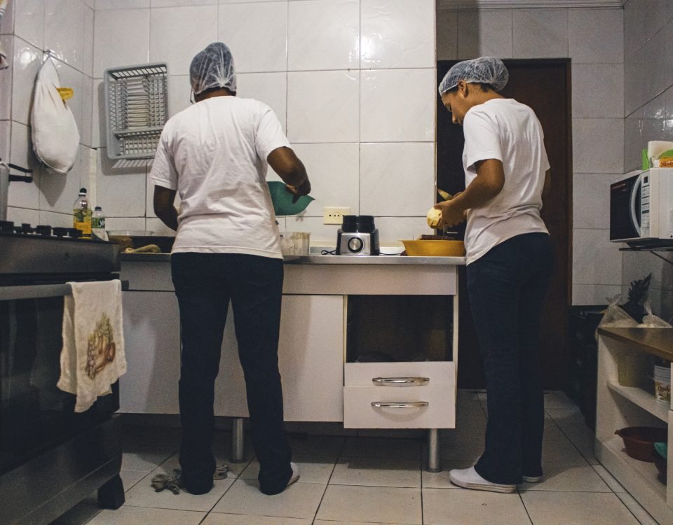 Cozinheiras do SASF preparando o almoço