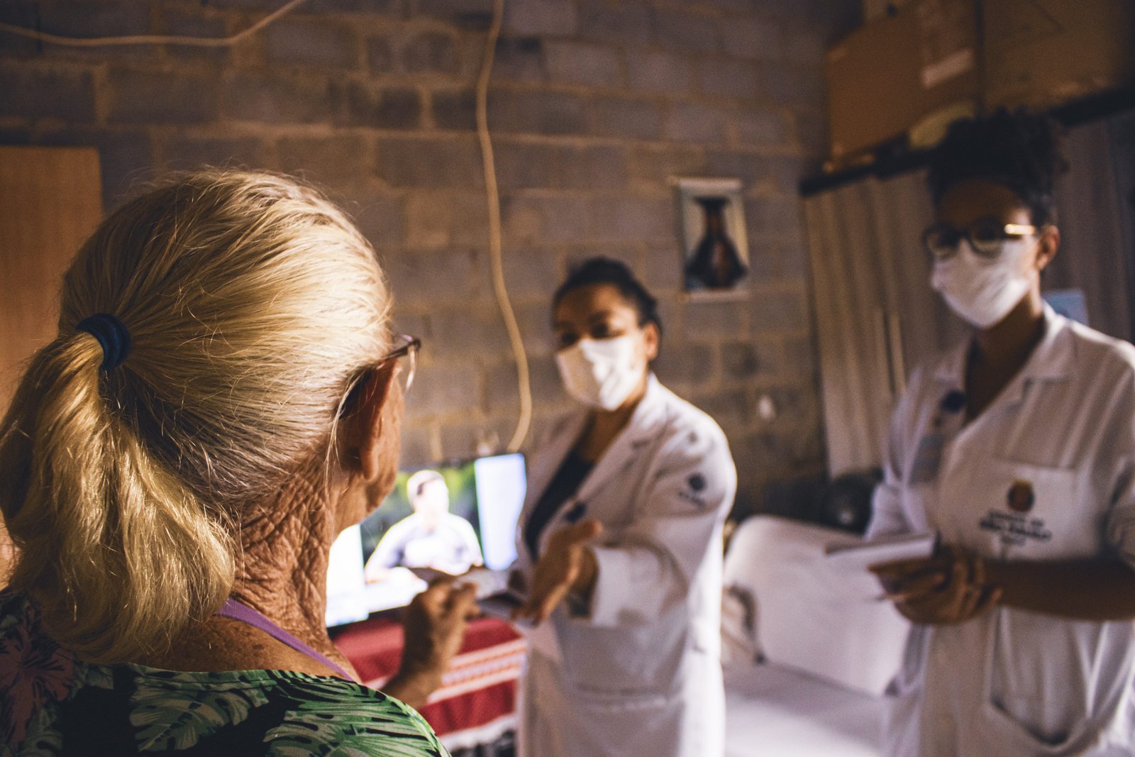Equipe conversando com a usuária Antonia Maria da Costa Screpante