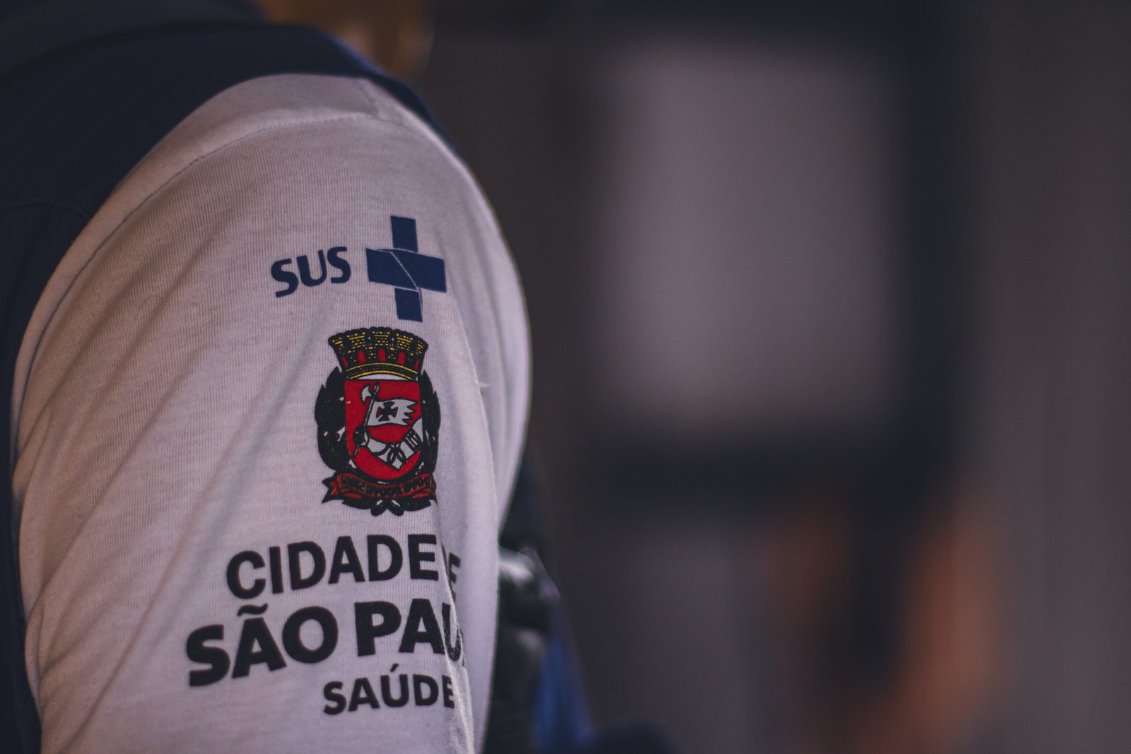 Detalhe do uniforme do SUS