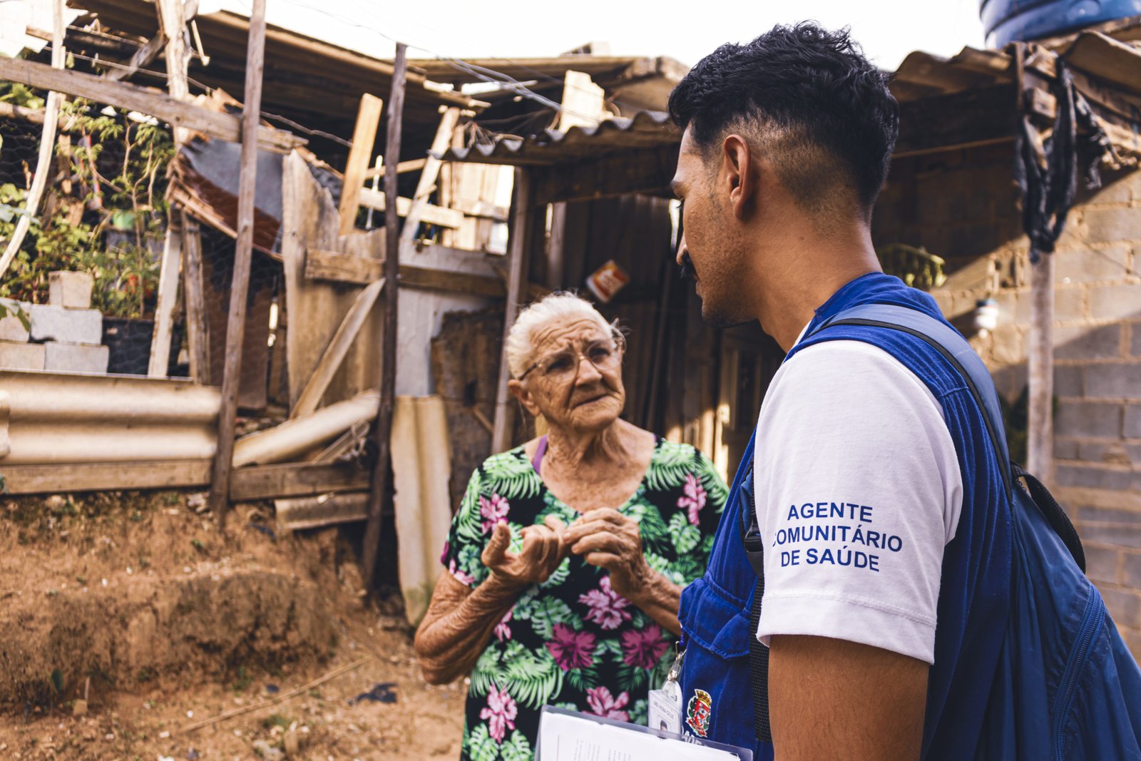 Agente de saúde conversando com paciente em sua casa