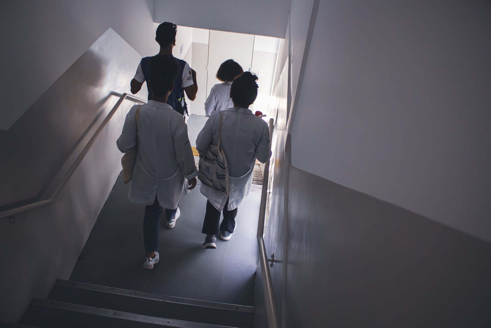 Dia de visita com uma equipe multidisciplinar composta pela psicóloga Gislene Soares Dias Lino, 27; a nutricionista, Cintia Bispo de Almeida Sá Teles, 35; e o agente Gustavo. Na liderança está a coordenadora Elaine