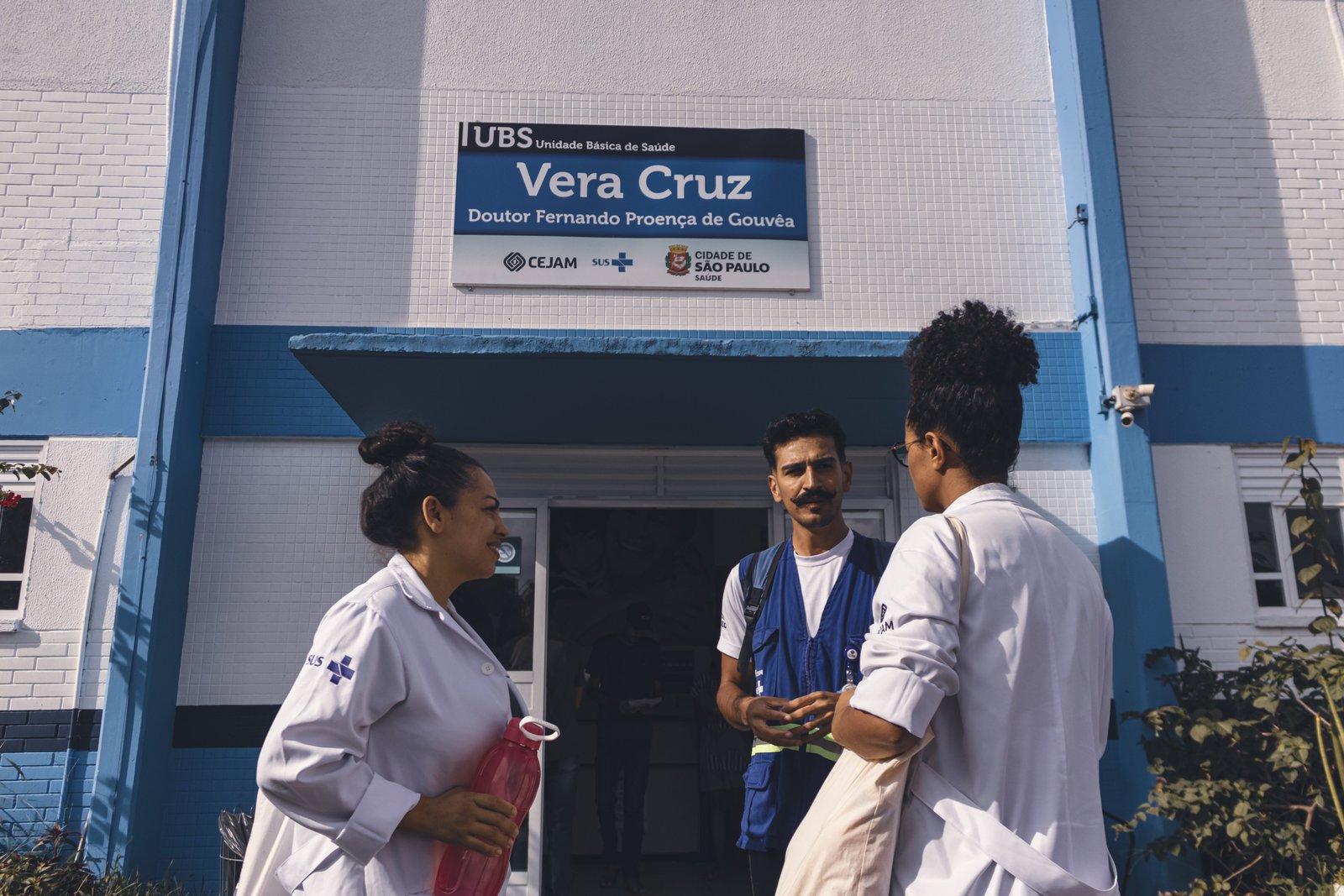 Equipe de atendimento conversa sobre mais detalhes da moradora antes de chegar à visita