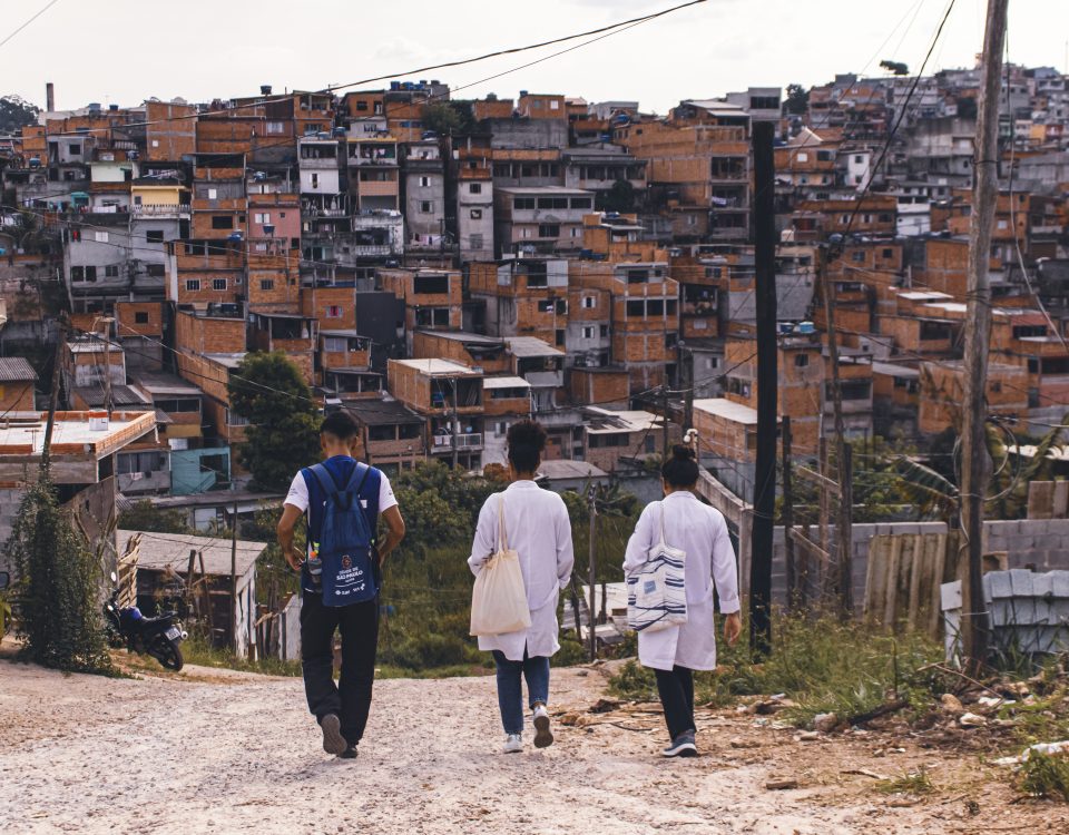 Equipe multidisciplinar nas proximidades da casa de moradora no Jardim Vera Cruz, zona Sul de São Paulo