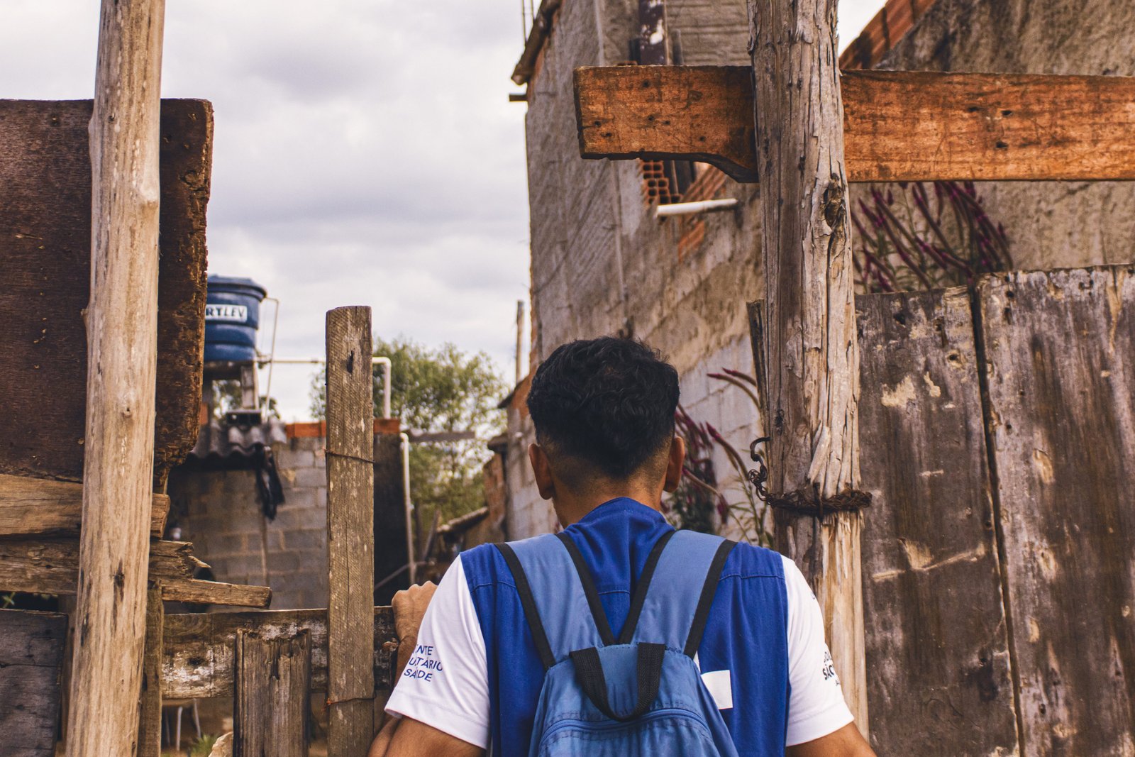 Agente de saúde chamando a paciente em sua casa