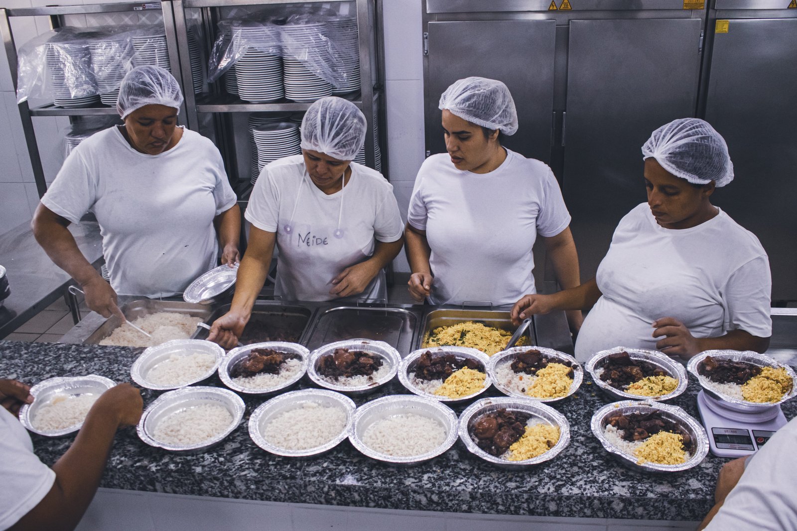 Preparando a marmita de feijoada no Bom Prato